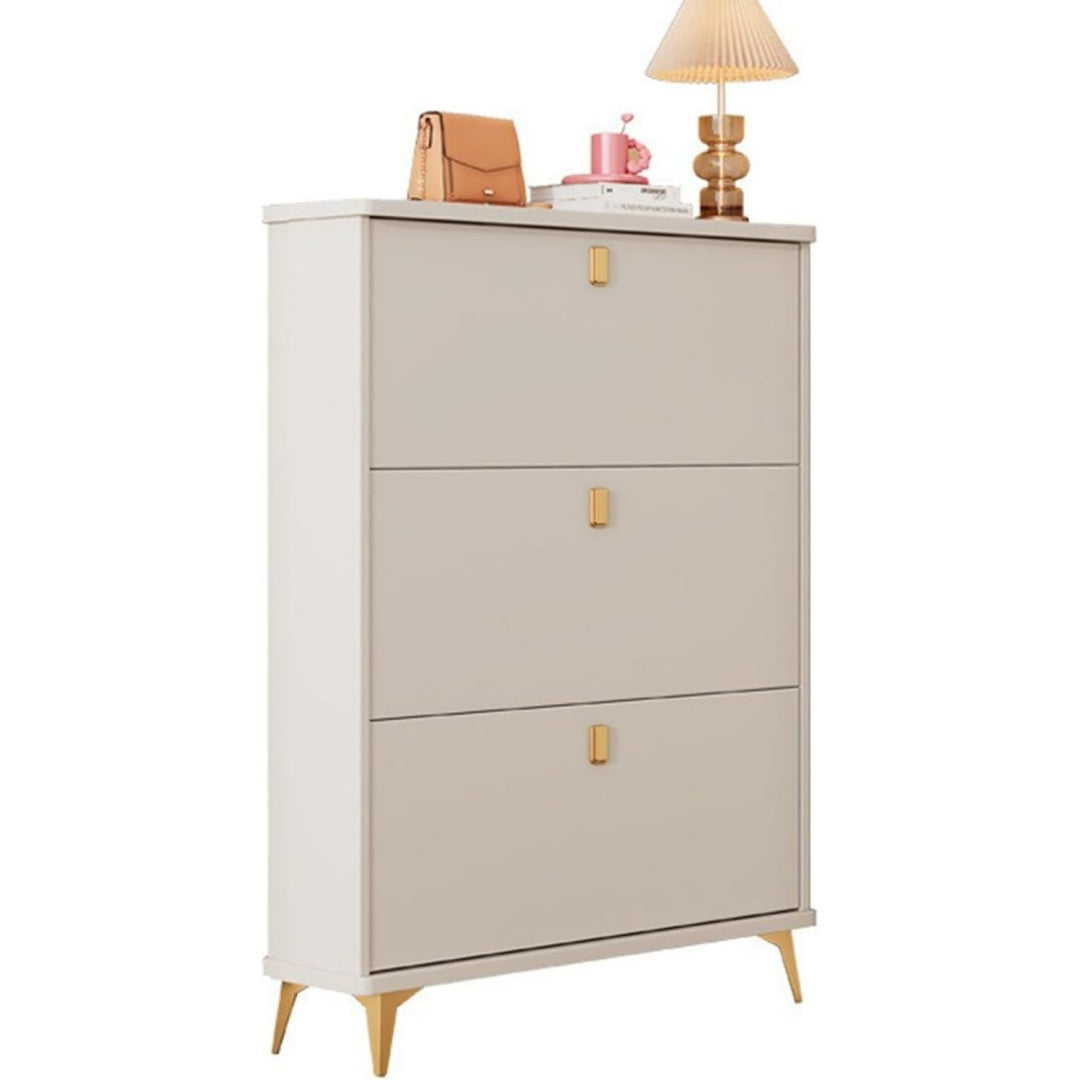 Range-chaussures beige avec des etageres reglables en hauteur et 3 portes